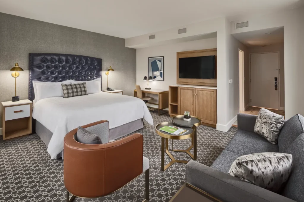 Deluxe Corner King 1